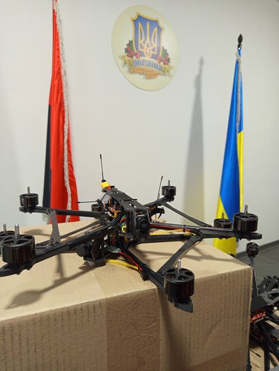Працівники Микулинецької лікарні на Тернопільщині за місяць передали 35 дронів для ЗСУ. 27 квітня 2026 року Працівники Микулинецької лікарні на Тернопільщині за місяць передали 35 дронів для ЗСУ. 27 квітня 2026 року