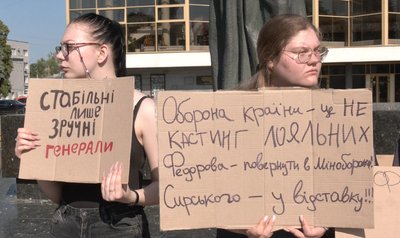 Лучани вийшли на акцію проти відставки Федорова з посади міністра оборони Лучани вийшли на акцію проти відставки Федорова з посади міністра оборони
