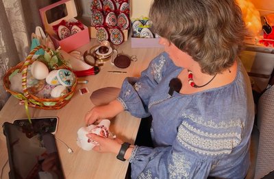 "Вишиває" писанки вечорами: майстриня із Рівного створює великодній декор "Вишиває" писанки вечорами: майстриня із Рівного створює великодній декор