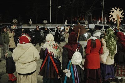 Колядниці співають біля оперного театру у Харкові, 24 грудня 2025 року Колядниці співають біля оперного театру у Харкові, 24 грудня 2025 року