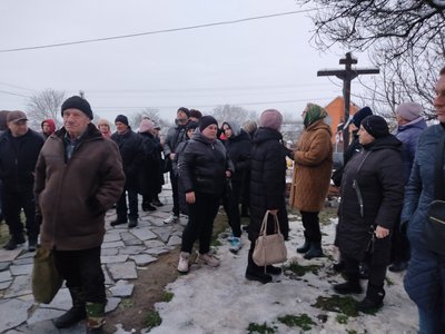 У Сінгурах під Житомиром жителі села блокувала місцеву церкву – вимагають переходу до ПЦУ У Сінгурах під Житомиром жителі села блокувала місцеву церкву – вимагають переходу до ПЦУ