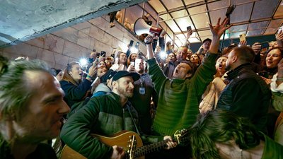 Кадр з фільму «З музикою на барикади» (Slava: Shooting With Music) Кадр з фільму «З музикою на барикади» (Slava: Shooting With Music)