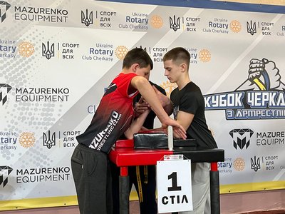"У мене техніка — суворий погляд": у Черкасах відбувся турнір із армреслінгу "У мене техніка — суворий погляд": у Черкасах відбувся турнір із армреслінгу