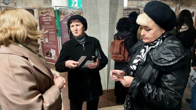 Люди у Харкові в метро на виставці, присвяченій Григорію Квітці-Основ’яненку