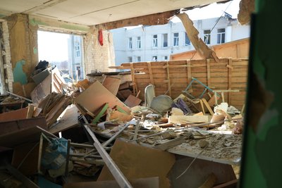 Російські війська зруйнували школу у селі Самотоївка на Сумщині. Репортаж Російські війська зруйнували школу у селі Самотоївка на Сумщині. Репортаж