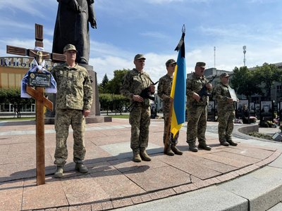 "Свідомо хотів захищати свою країну": з військовим Сергієм Веремою попрощалися у Рівному "Свідомо хотів захищати свою країну": з військовим Сергієм Веремою попрощалися у Рівному