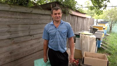 "Зараз ціна 40 грн/кг і ніхто їхати сюди не хоче": як пасічникує житель Чернігівщини біля кордону з Росією "Зараз ціна 40 грн/кг і ніхто їхати сюди не хоче": як пасічникує житель Чернігівщини біля кордону з Росією