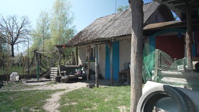 Пусті хати та 75 жителів: чим живе село Полуничне