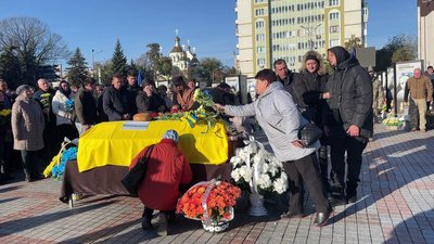 У Рівному попрощались з військовим Русланом Колесником У Рівному попрощались з військовим Русланом Колесником