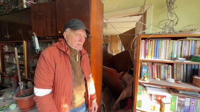 "Чотирикімнатна стала однокімнатною. Через діру навіть сусідський під'їзд видно". Очевидці про чергові обстріли Херсона "Чотирикімнатна стала однокімнатною. Через діру навіть сусідський під'їзд видно". Очевидці про чергові обстріли Херсона