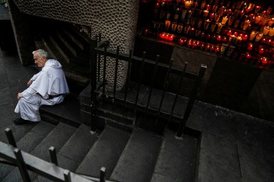 Священник сидить на сходинці під час меси в пам'ять Папи Франциска в базиліці Богоматері Гваделупської в Мехіко Священник сидить на сходинці під час меси в пам'ять Папи Франциска в базиліці Богоматері Гваделупської в Мехіко
