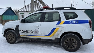 Поліцейське авто евакуює охочого виїхати у Білому Колодязі на Вовчанщині