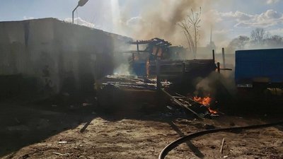 "Це вже не перше влучання": росіяни безпілотниками атакували лісозаготівельне підприємство у Семенівці "Це вже не перше влучання": росіяни безпілотниками атакували лісозаготівельне підприємство у Семенівці