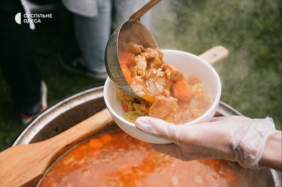 В Одесі готували козацький куліш, щоб зібрати гроші на дрон для ЗСУ В Одесі готували козацький куліш, щоб зібрати гроші на дрон для ЗСУ