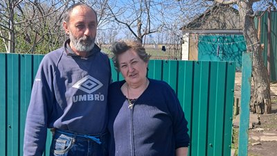 селище Зелений Гай Комарська громада Світлана з чоловіком Донецька область 4 квітня 2025 рік селище Зелений Гай Комарська громада Світлана з чоловіком Донецька область 4 квітня 2025 рік