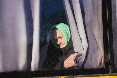 Пасажирка соціального автобусу, який курсує в Золочівській громаді, грудень 2024 року Пасажирка соціального автобусу, який курсує в Золочівській громаді, грудень 2024 року