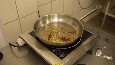Новий гастрономічний тренд. Кухарі Дніпра експериментують зі стравами з сарани