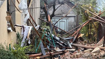 Обвуглені балки на подвір'ї після російського обстрілу Обвуглені балки на подвір'ї після російського обстрілу