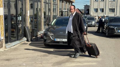 Хасиди відвідують могилу Баал-Шем-Това на Хмельниччині дорогою до Умані Хасиди відвідують могилу Баал-Шем-Това на Хмельниччині дорогою до Умані