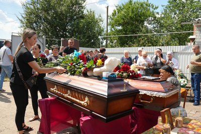 “Ця звістка просто вбила нас усіх”. У Підліснівці на Сумщині попрощались із загиблими братами “Ця звістка просто вбила нас усіх”. У Підліснівці на Сумщині попрощались із загиблими братами