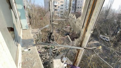 "Чотирикімнатна стала однокімнатною. Через діру навіть сусідський під'їзд видно". Очевидці про чергові обстріли Херсона "Чотирикімнатна стала однокімнатною. Через діру навіть сусідський під'їзд видно". Очевидці про чергові обстріли Херсона