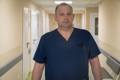 Видалили уламки з мозку, врятували ліве око: лікарі Дніпропетровщини понад дві години оперували пораненого бійця