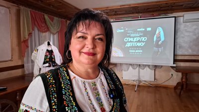 Директорка музейного комплексу "Лемківське село" Віра Дудар, лемки, спацер по дептаку Директорка музейного комплексу "Лемківське село" Віра Дудар, лемки, спацер по дептаку