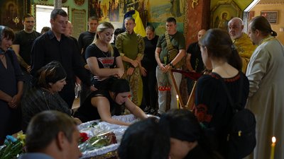 У Сумах поховали військовослужбовця Михайла Рєзанова У Сумах поховали військовослужбовця Михайла Рєзанова