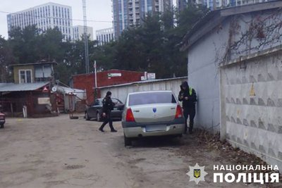 "Спритний" киянин зняв колеса з чужого авто посеред вулиці, але продати крадене не встиг "Спритний" киянин зняв колеса з чужого авто посеред вулиці, але продати крадене не встиг