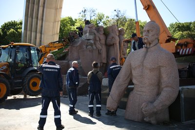 У Києві зносять композицію на честь Переяславської ради під колишньою Аркою Дружби народів У Києві зносять композицію на честь Переяславської ради під колишньою Аркою Дружби народів