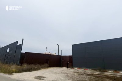 Будинки кооперативу "Династія" за високим парканом в селищі Козин Київської області, 28 листопада 2025 року Будинки кооперативу "Династія" за високим парканом в селищі Козин Київської області, 28 листопада 2025 року