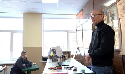 Учитель черкаської школи після демобілізації вчить учнів допомагати війську Учитель черкаської школи після демобілізації вчить учнів допомагати війську
