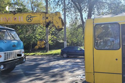 В Одесі вантажний кран влетів у маршрутку