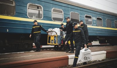 Психолог-рятувальник Юрій Єрменчук разом з колегами зустрічає евакуаційний потяг із людьми Психолог-рятувальник Юрій Єрменчук разом з колегами зустрічає евакуаційний потяг із людьми