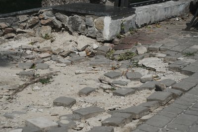Аварійний стан Соборного скверу у Харкові: дорога зруйнувалася Аварійний стан Соборного скверу у Харкові: дорога зруйнувалася