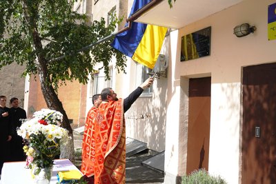 В Ужгороді відкрили меморіальну дошку загиблому бійцю Володимиру Сатмарі В Ужгороді відкрили меморіальну дошку загиблому бійцю Володимиру Сатмарі