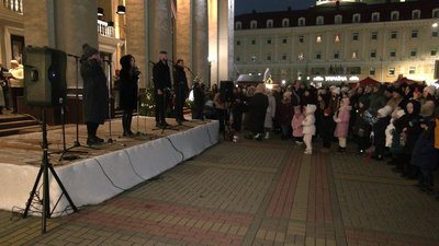 У Рівному на Театральній площі засвітили ялинку. Як це було У Рівному на Театральній площі засвітили ялинку. Як це було
