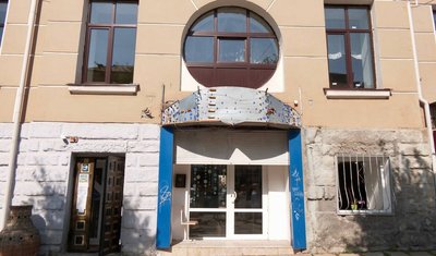 Пластикове замість старовинного: у тернопільській школі замінили вікно Пластикове замість старовинного: у тернопільській школі замінили вікно