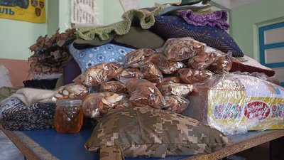 Волонтери з Житомирщини виготовили шість кілометрів маскувальних сіток для військових Волонтери з Житомирщини виготовили шість кілометрів маскувальних сіток для військових