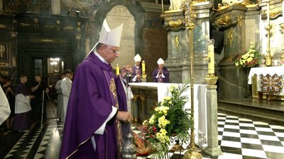 У Львові попрощалися з матір'ю і донькою, які загинули через ракетний удар У Львові попрощалися з матір'ю і донькою, які загинули через ракетний удар