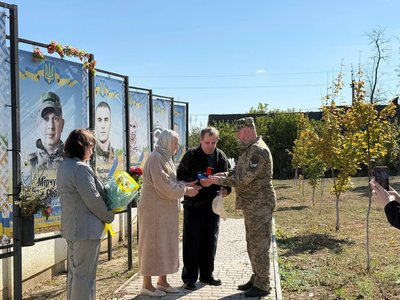 Рідним загиблого військового з Одещини Олександра Чихічина передали «Хрест Героя»