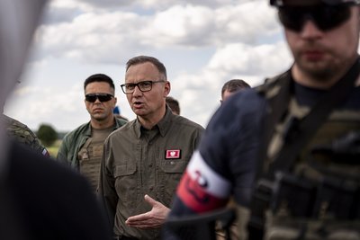 Президент Польщі Анджей Дуда відвідує польських військових, прикордонників і поліцейських неподалік кордону з Білоруссю у Підляському воєводстві, 4 липня 2025 року Президент Польщі Анджей Дуда відвідує польських військових, прикордонників і поліцейських неподалік кордону з Білоруссю у Підляському воєводстві, 4 липня 2025 року