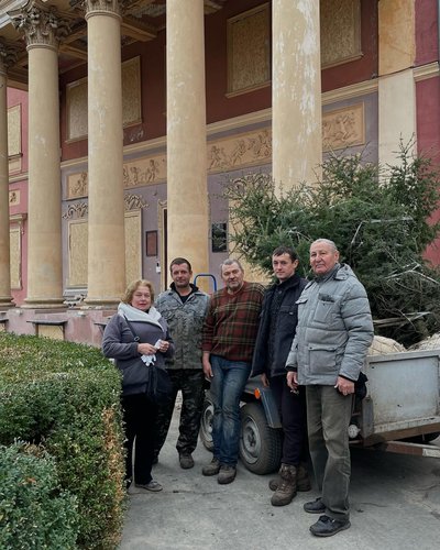 У дворі одеського художнього музею висадили дерева з розплідника загиблого військового Бориса Айзенберга У дворі одеського художнього музею висадили дерева з розплідника загиблого військового Бориса Айзенберга