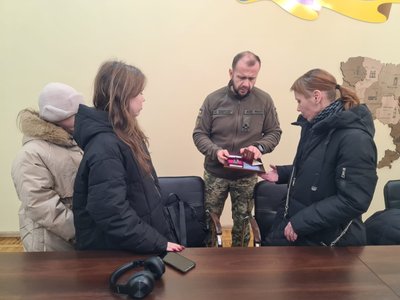 На Одещині сім’ям загиблих прикордонників вручили державні нагороди На Одещині сім’ям загиблих прикордонників вручили державні нагороди
