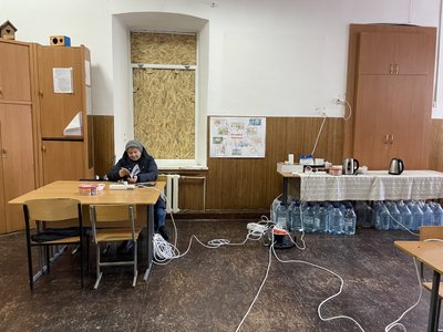 Друга доба без електрики, води та опалення: як херсонці живуть в умовах блекауту Друга доба без електрики, води та опалення: як херсонці живуть в умовах блекауту