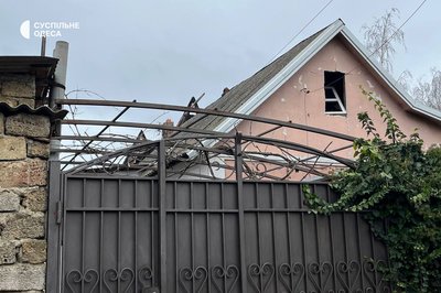 Пошкоджені будинки, гаражі та автомобілі: фото наслідків нічної атаки дронами по Одещині Пошкоджені будинки, гаражі та автомобілі: фото наслідків нічної атаки дронами по Одещині