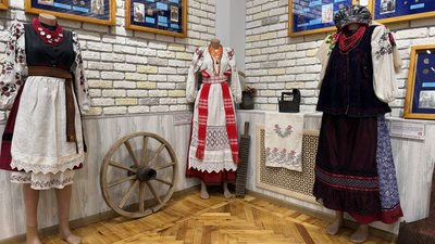 Колекція вишитих сорочок та строїв переселенки з Бахмута Світлани Кравченко Дніпропетровська область 14 листопада 2025 рік Колекція вишитих сорочок та строїв переселенки з Бахмута Світлани Кравченко Дніпропетровська область 14 листопада 2025 рік