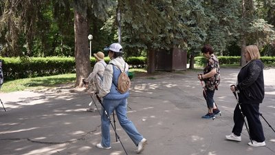 Скандинавська ходьба у Вінниці: пенсіонерки зміцнюють здоров’я та настрій на прогулянках з палицями Скандинавська ходьба у Вінниці: пенсіонерки зміцнюють здоров’я та настрій на прогулянках з палицями