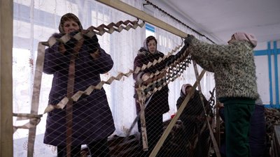 "Дуже хочемо, щоб швидше була перемога": на Вінниччині волонтери плетуть на фронт маскувальні сітки "Дуже хочемо, щоб швидше була перемога": на Вінниччині волонтери плетуть на фронт маскувальні сітки