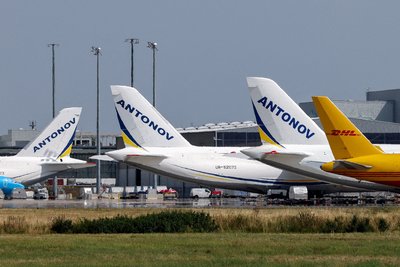 Вантажні літаки компанії «Антонов» в аеропорту Лейпцига, 5 серпня 2026 року. Працівники аеропорту виявили та знешкодили дрон, який мав вибуховий пристрій, а його ціллю був один з українських літаків, імовірно завантажений боєприпасами Вантажні літаки компанії «Антонов» в аеропорту Лейпцига, 5 серпня 2026 року. Працівники аеропорту виявили та знешкодили дрон, який мав вибуховий пристрій, а його ціллю був один з українських літаків, імовірно завантажений боєприпасами